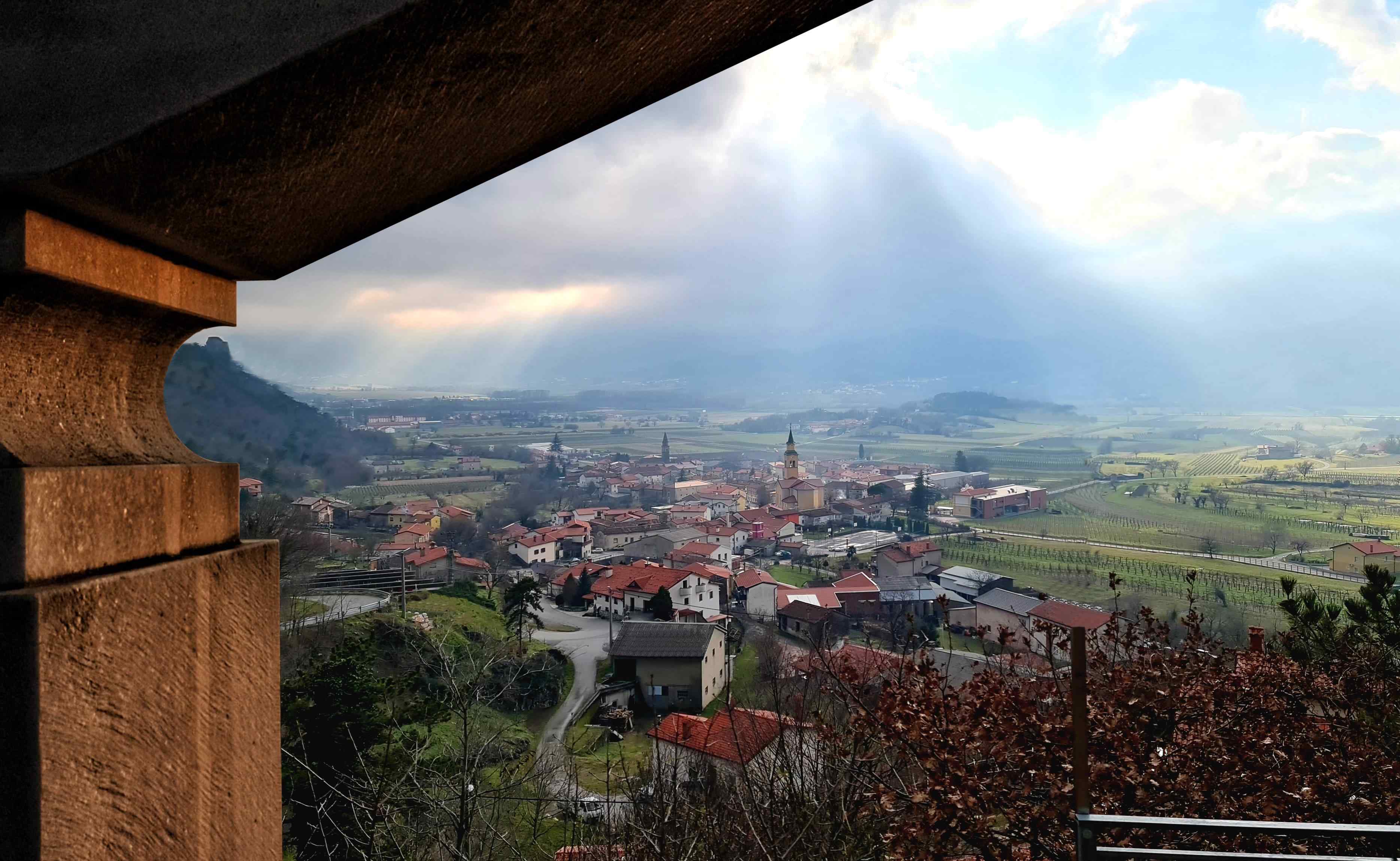 Razgled na Vrhpolje in Vipavsko dolino